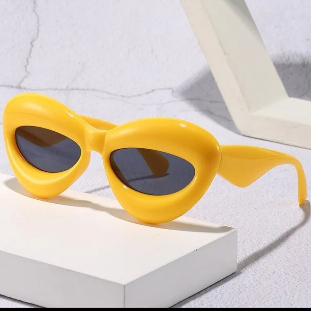 NWOT Puffy Yellow Sungalsses Lips